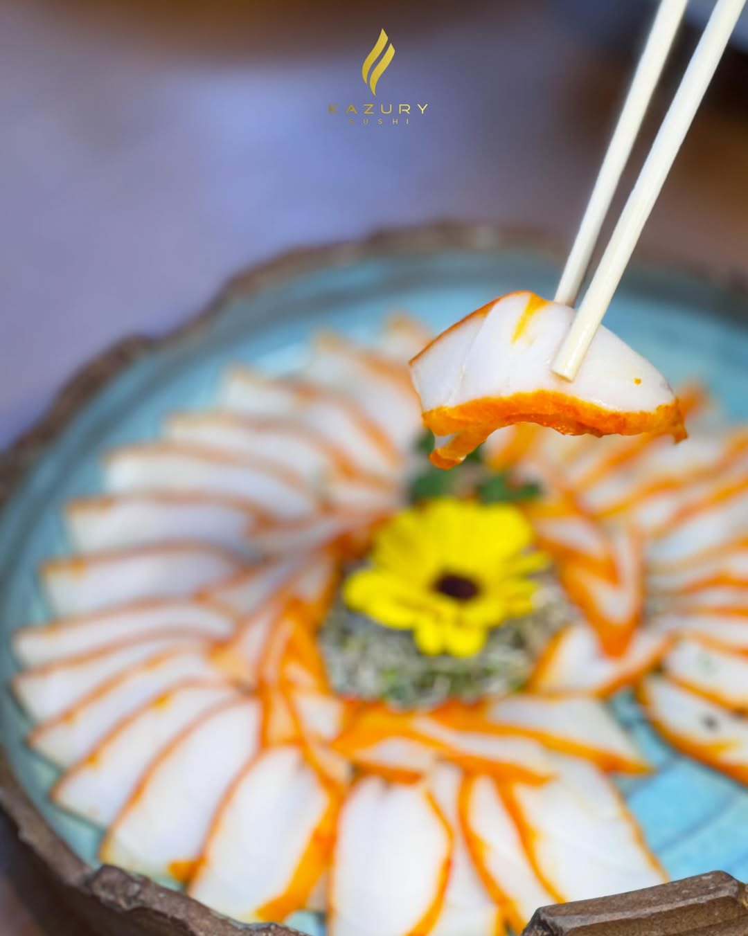 Carpaccio de barriga de salmão disposto em formato de flor