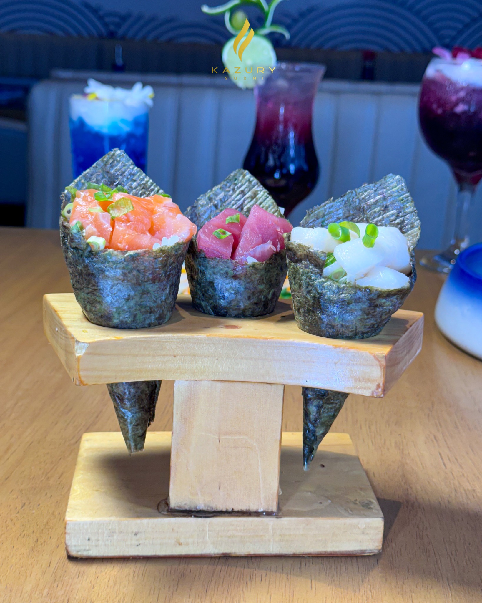 Trio de Temakis servidos em suporte de madeira artesanal no Kazury Sushi